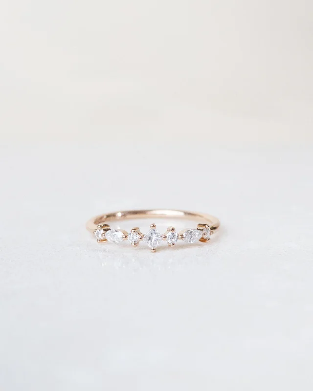 Hilda 18K Gold, Whitegold or Rosegold Ring w. Diamonds