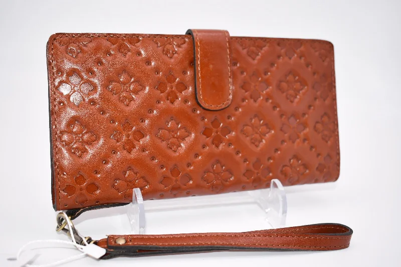 Patricia Nash Valentia II Wristlet Vintage Tan Signature Embossed Stylish Totes, Exclusive Savings Patricia Nash Valentia II Wristlet Vintage Tan Signature Embossed Stylish Totes, Exclusive Savings